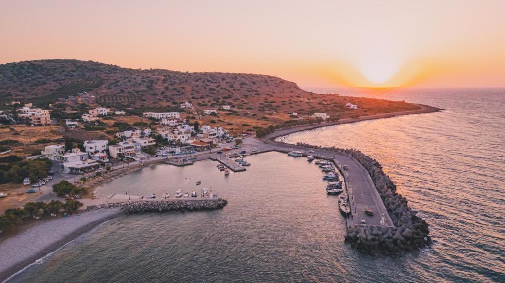 Meltemi Beach Apartments Мілатос Екстер'єр фото